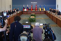 &laquo;Идея висит в воздухе&raquo;. Путин почти час обсуждал с Трампом Украину и Ближний Восток. Планируется ли личная встреча?