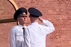 Караульный позаботился о стоящем в жару у стен Кремля сослуживце