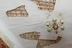 Коммунальщики заплатят россиянке сотни тысяч рублей за протекающую крышу