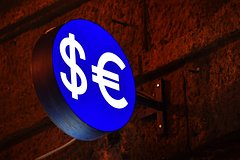 Курс доллара опустился ниже 79 рублей