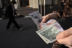 Курс доллара превысил отметку в 83 рубля