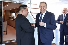 Лавров встретился с Ким Чен Ыном на роскошной яхте. Он передал лидеру КНДР &laquo;горячие приветы&raquo; от Путина и пошутил про курение