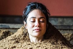 Люди платят тысячи рублей за то, чтобы их закопали в перегной. Зачем они это делают и чего ждут от спа-процедур в компосте?