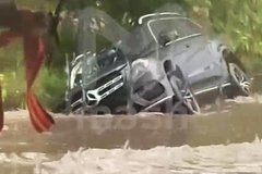 Машина провалилась в яму и наполовину утонула во время дождя в Подмосковье