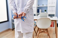 Медбрата задержали по подозрению в изнасиловании школьника в клинике в Москве