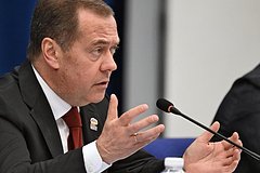 Медведев назвал реальным ядерным конфликт