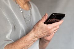 Мошенники обманули пенсионерку под видом звонка из поликлиники