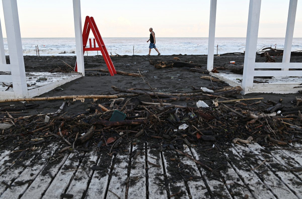 Мощные ливни обрушились на юг России. Смерч разнес пляж, а населенные пункты уходят под воду