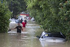 Мощные ливни обрушились на юг России. Смерч разнес пляж, а населенные пункты уходят под воду