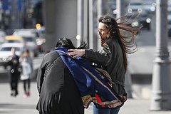 Москвичам пообещали грозу и сильный ветер