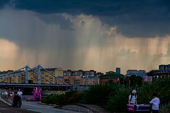 Москвичам пообещали жару и ливень