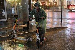 Москвичей призвали запастись дождевиками