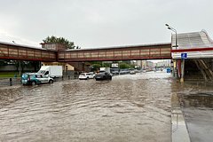 Москвичи оказались заблокированы в машинах из-за ливня
