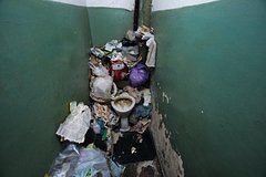 Москвичка превратила квартиру в свалку и вызвала гнев соседей