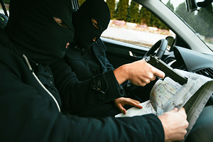 Муж и жена сами угнали свой автомобиль у воров из-за занятости полиции