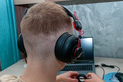 Мужчина надел наушники с сильным шумоподавлением и пожалел об этом