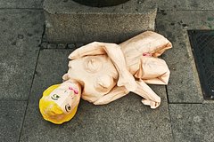 Мужчина проник в заброшенный дом и нашел там секс-игрушки и резиновую куклу