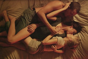 Мужчина с четырьмя любовницами развелся с первой женой голышом