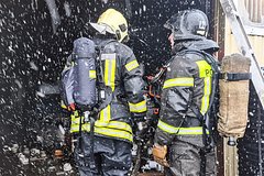 На горящем в Подмосковье складе рухнула крыша