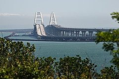 На Крымском мосту приостановили движение автомобилей
