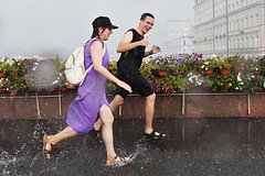 На Москву обрушился тропический ливень. Машины уходят под воду, подтопило Патриаршие пруды и курилку в Госдуме