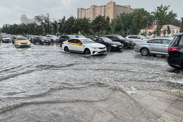 На Москву обрушился тропический ливень. Машины уходят под воду, подтопило Патриаршие пруды и курилку в Госдуме