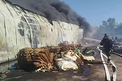 На Украинской улице в Астрахани загорелись склады