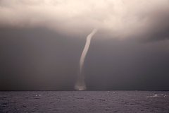 Над американским штатом пронесся гигантский водяной смерч