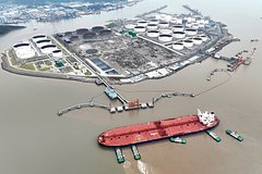 Названа самая уязвимая в случае закрытия Ормузского пролива страна