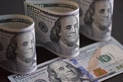 Официальный курс доллара к рублю упал до уровней двухлетней давности