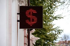 Официальный курс доллара упал ниже 78 рублей