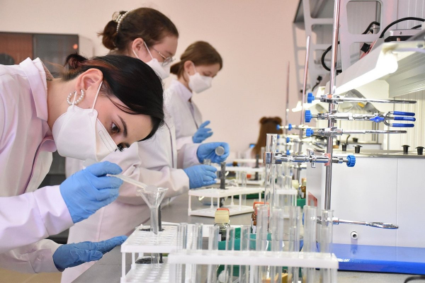 От сварщика до бармена. Как федеральный проект помогает крупным компаниям с кадрами