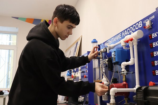 От сварщика до бармена. Как федеральный проект помогает крупным компаниям с кадрами