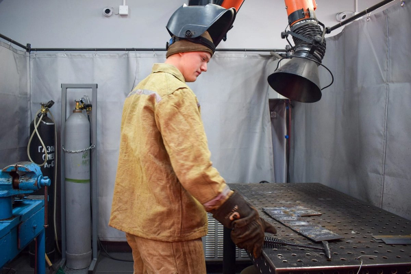 От сварщика до бармена. Как федеральный проект помогает крупным компаниям с кадрами