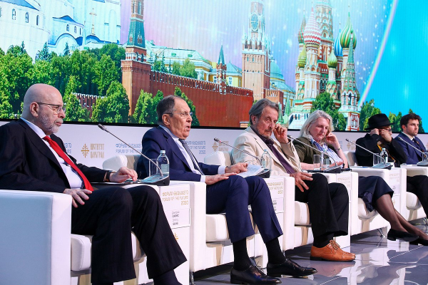 Отец Илона Маска приехал в Россию и остался в шоке. Он удивился ценам, восхитился Путиным и чуть не упал со стула при виде котлет