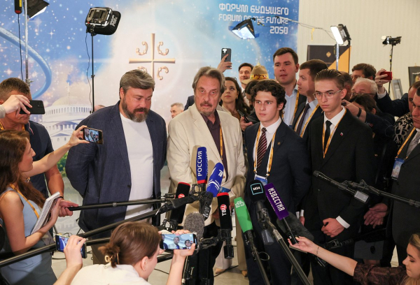 Отец Илона Маска приехал в Россию и остался в шоке. Он удивился ценам, восхитился Путиным и чуть не упал со стула при виде котлет