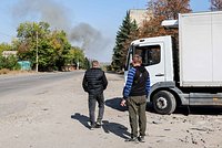 Пассажирский поезд попал под удар ВСУ в Ростовской области. Охваченную огнем железнодорожную станцию показали на видео