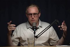 Пьяный зритель бросил бокал в голову известному российскому комику