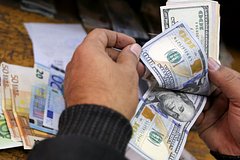 Планирующим покупать валюту россиянам дали совет
