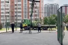 Подмосковные чиновники необычным способом &laquo;починили&raquo; шестиугольную спортплощадку