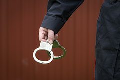Полицейские ответят перед судом за избиение расчищавшего тротуар россиянина