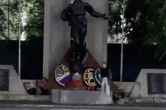 Полиция заинтересовалась станцевавшей на мемориале в Кургане девушкой