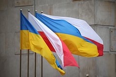 Польский театр убрал украинский флаг из-за угроз