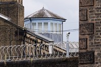 Полуголую учительницу арестовали за домогательства к школьнику