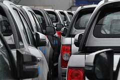 Поставки новых автомобилей в Россию обрушились