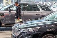 Поставки новых автомобилей в Россию обрушились