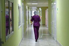 Пострадавшего при падении в аэропорту ребенка начали готовить к пробуждению