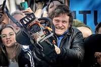 &laquo;Президент с бензопилой&raquo; разрешил продажу паспортов