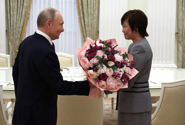 Путин принял в Кремле вдову убитого премьер-министра Японии. Она расплакалась во время встречи