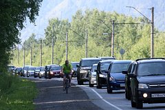 Рекордное количество машин скопилось в очереди к Крымскому мосту